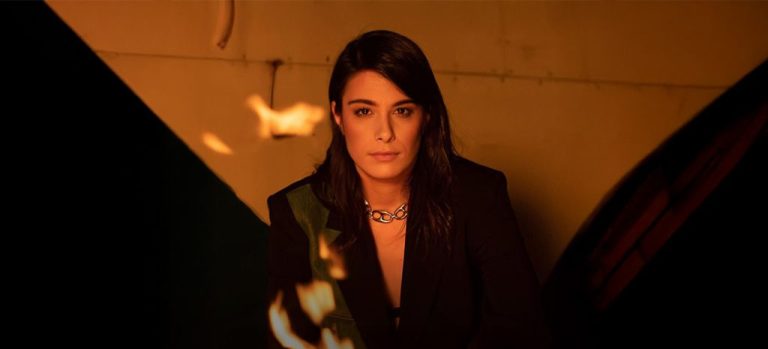 Η Τζένη Γεωργιάδη παρουσιάζει το νέο single «Πυροτέχνημα» και εγκαινιάζει τη συνεργασία της με την Panik Platinum.